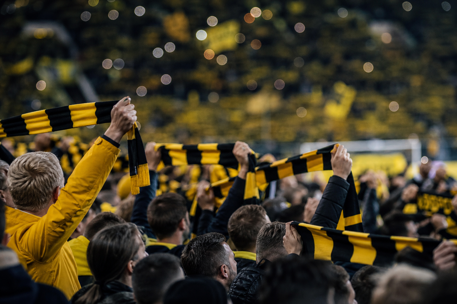 Sarı-siyah atkılar ve tribün atmosferi